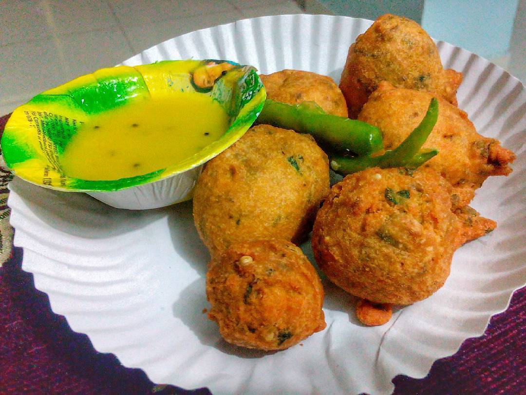 Bhajiya: Food | Chutney | Spicy | Top Monsoon Favorites