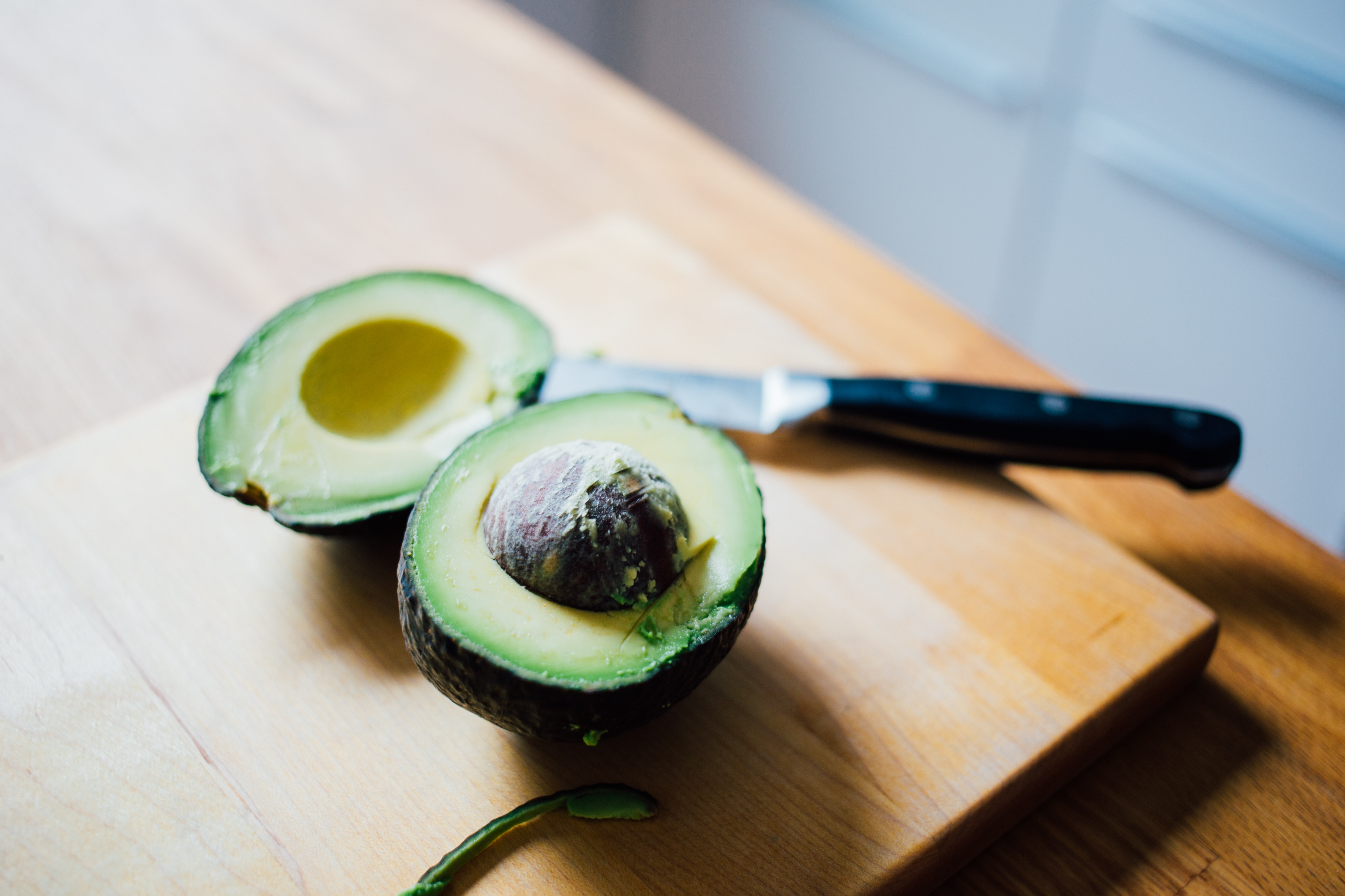 Avocado| avocados| chopping board| fruit| vegetables| cholesterol reduction