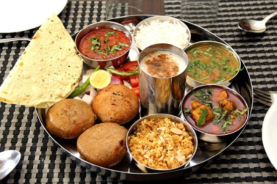 Rajasthani Tradtitonal Food in Udaipur| Santosh Bhojnalaya