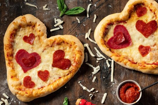 gifts for foodie friends| heart pizza