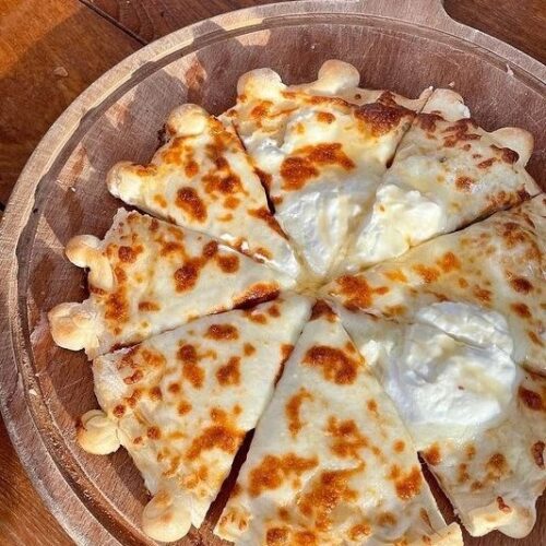 Dubai food bloggers you need to follow now| Cheesy pizza