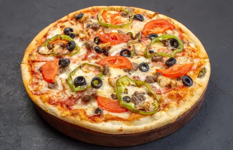 Cheesy pizza with olives and capsicum toppings