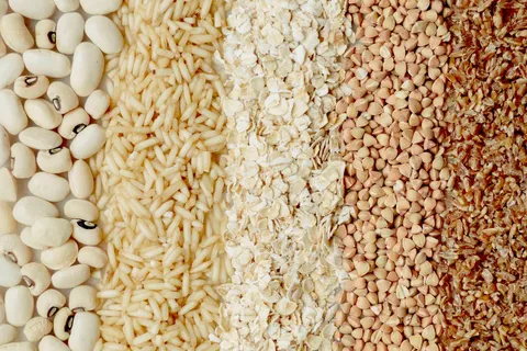 Image of different high in fiber whole grains.