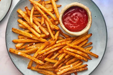 An image of regular fries in a plate with ketchup | Types of French Fries